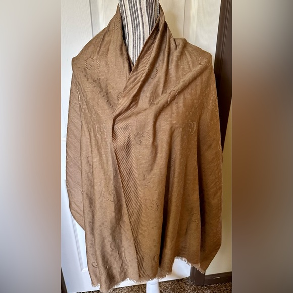100% Authentic GUCCI Wool & Silk Fringe Monogram Large Shawl Scarf | Tan - Picture 15 of 15